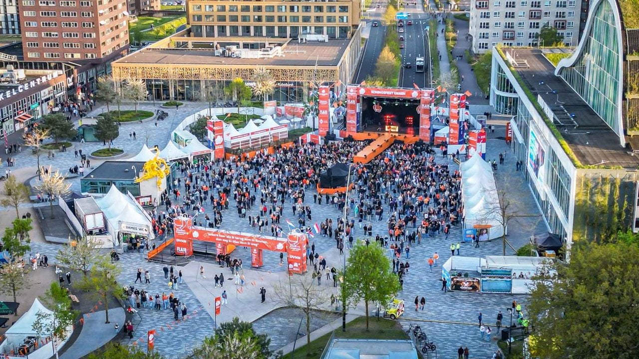 Feestvierders in Emmen - Persbureau Meter