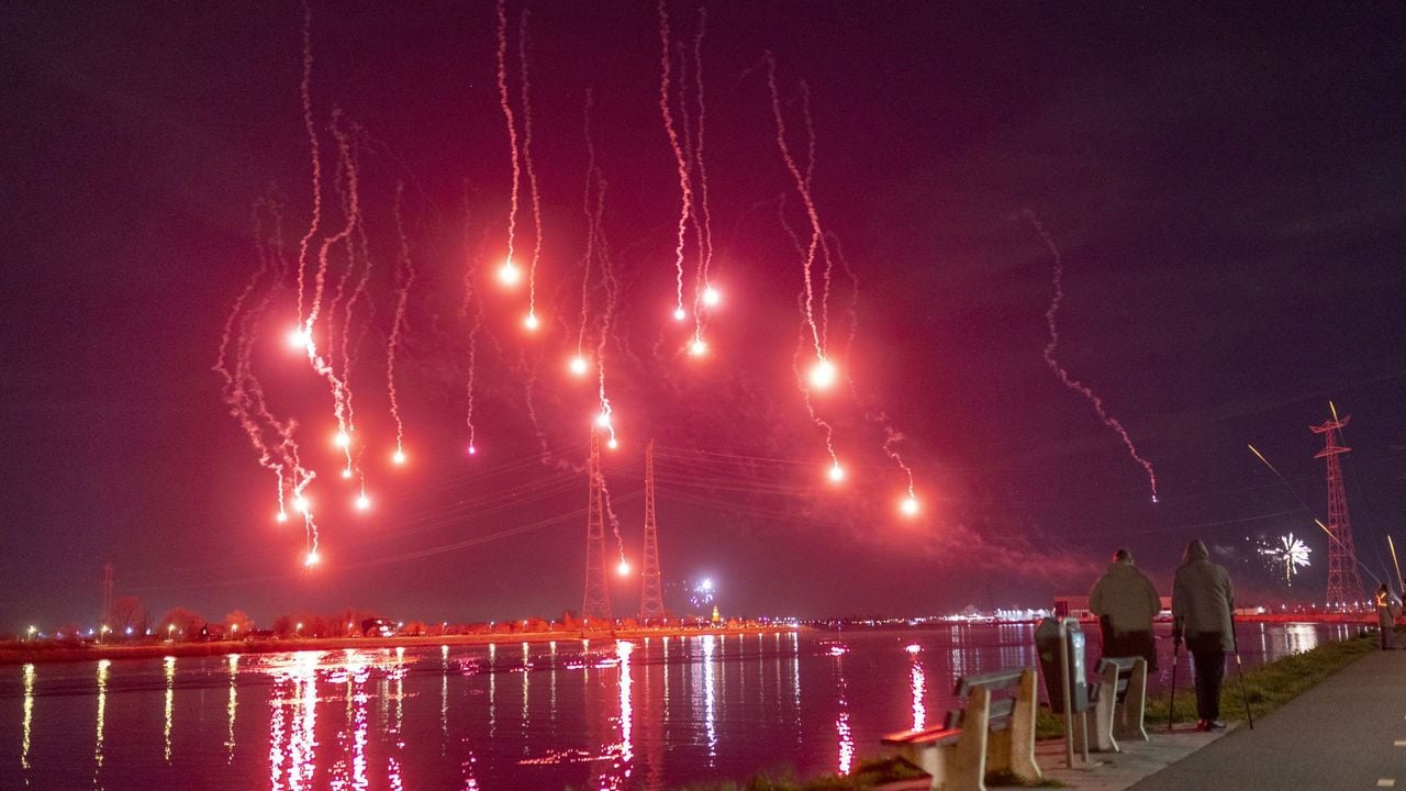 Lichtkogels als protest tegen een azc in Nieuw-Lekkerland - Peter Stam