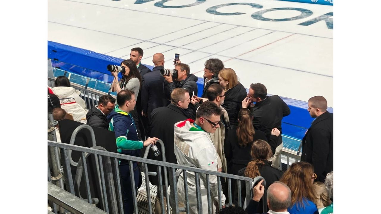 Fotografen buitelden over elkaar om de veelbesproken politicus op de foto te zetten. - NOS