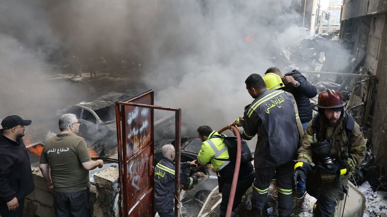 Brandweermannen blussen na Israëlische aanvallen in Beiroet - EPA
