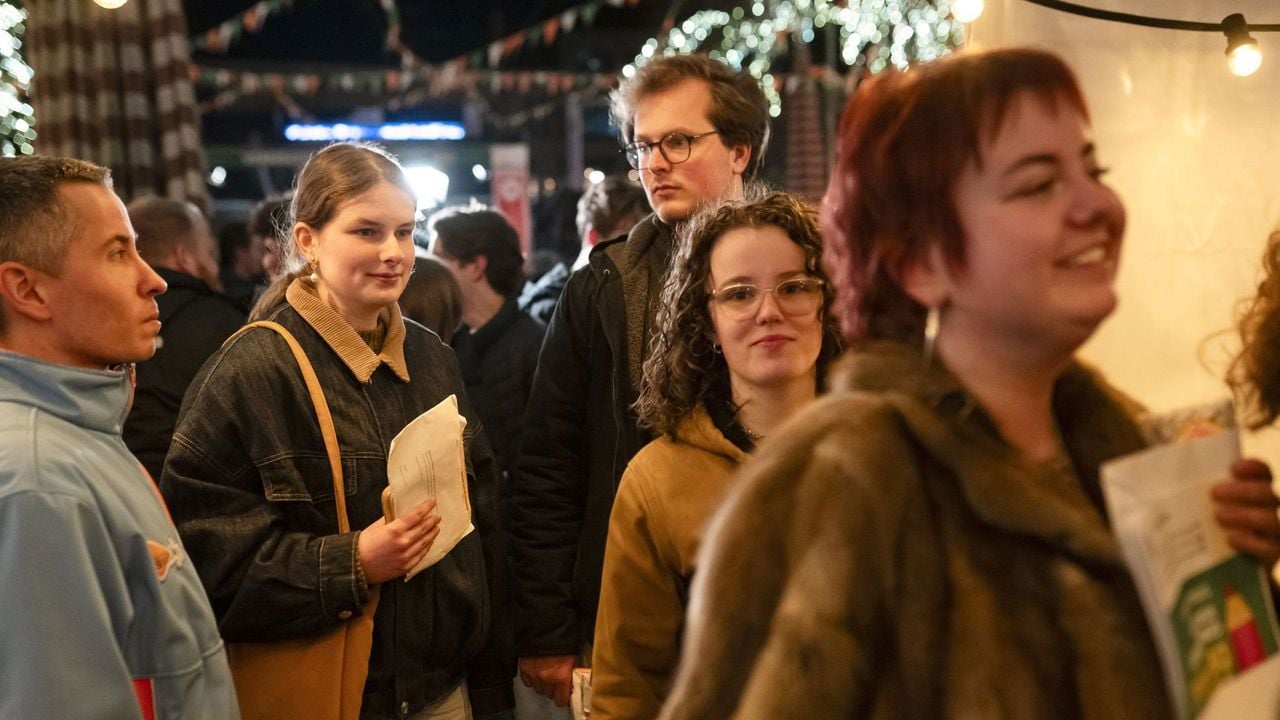 Op een aantal plekken kon vannacht al worden gestemd, zoals op de Grote Markt in Den Haag - ANP