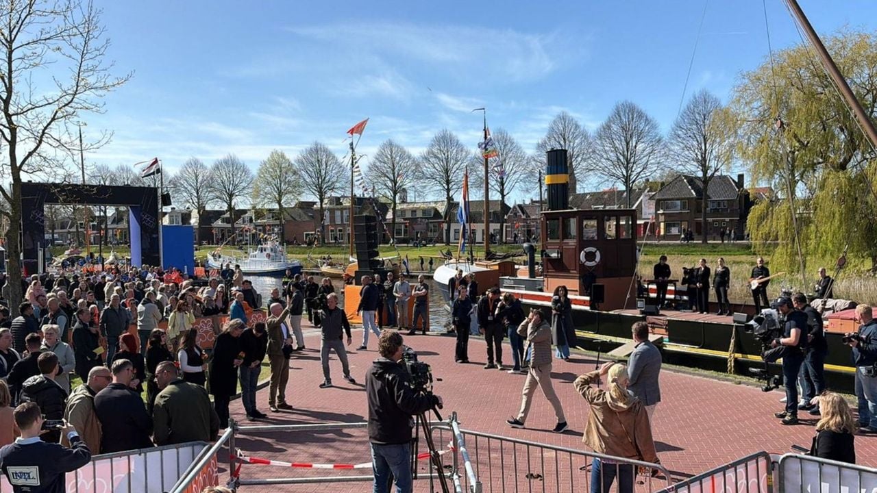 Camera's worden gepositioneerd langs een kade - Omrop Fryslân