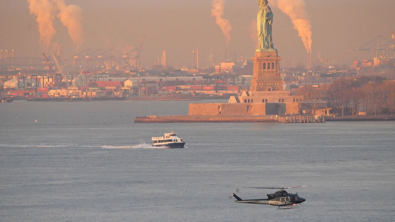 De helikopter met Maduro passeert het Vrijheidsbeeld - Reuters