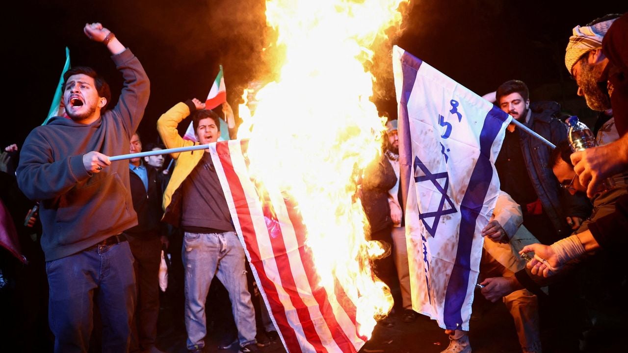 Iraniërs verbranden Amerikaanse en Israëlische vlaggen - Reuters