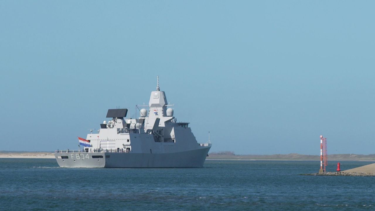 Het fregat Zr.Ms. De Ruyter vertrekt uit Den Helder - NOS