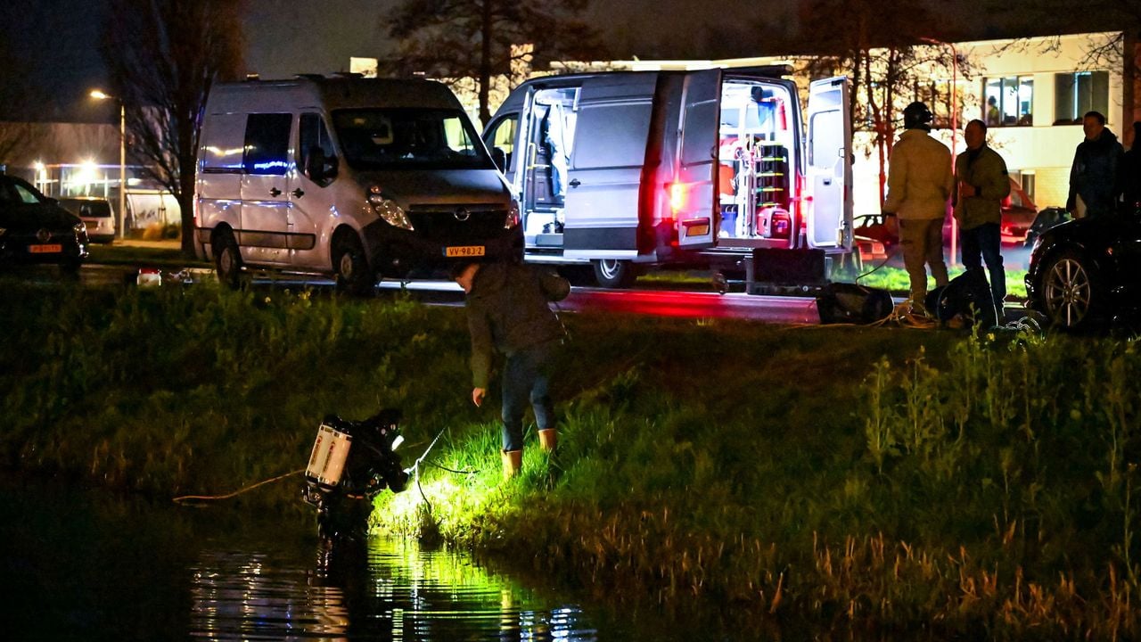 Duikers doen onderzoek in het water bij de N210 - Media TV