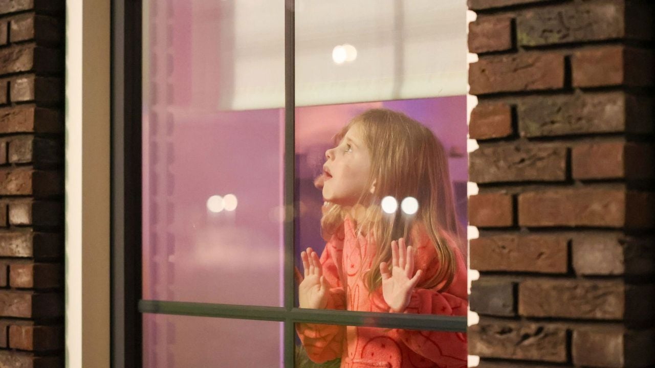 Dit meisje kijkt veilig binnen naar het vuurwerk in Leeuwarden - Jaring Rispens