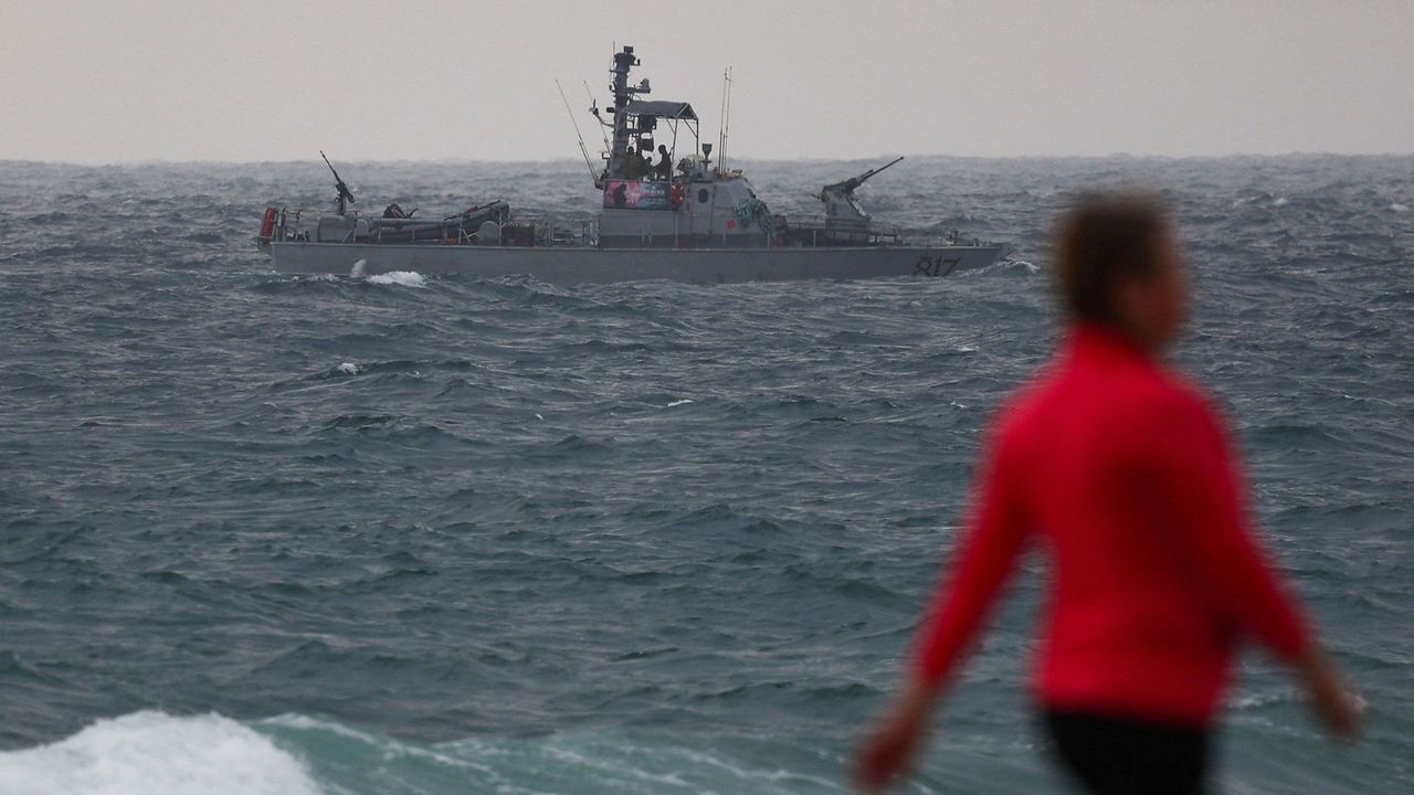 Een militair schip vaart in de wateren bij de Israëlische plaats Nahariya na het ingaan van het tijdelijke bestand met Libanon - Reuters