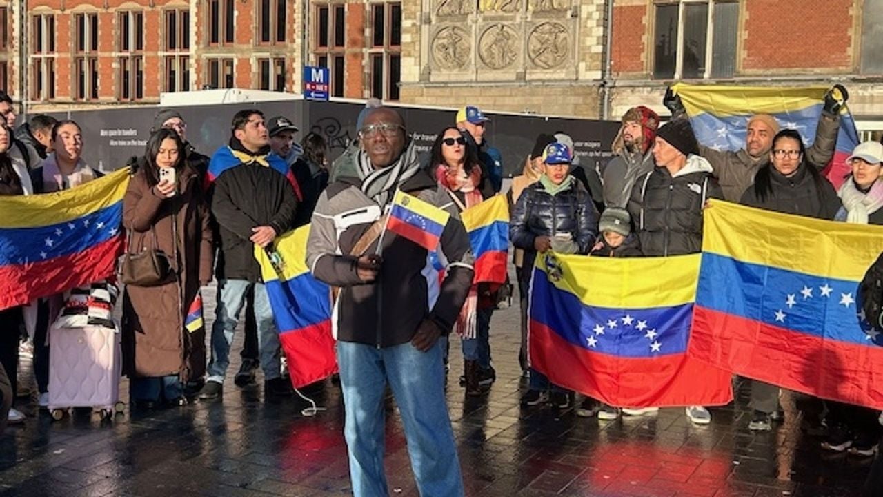 Demonstranten voor Amsterdam Centraal spreken hun steun uit voor de gevangenneming van Maduro - NOS