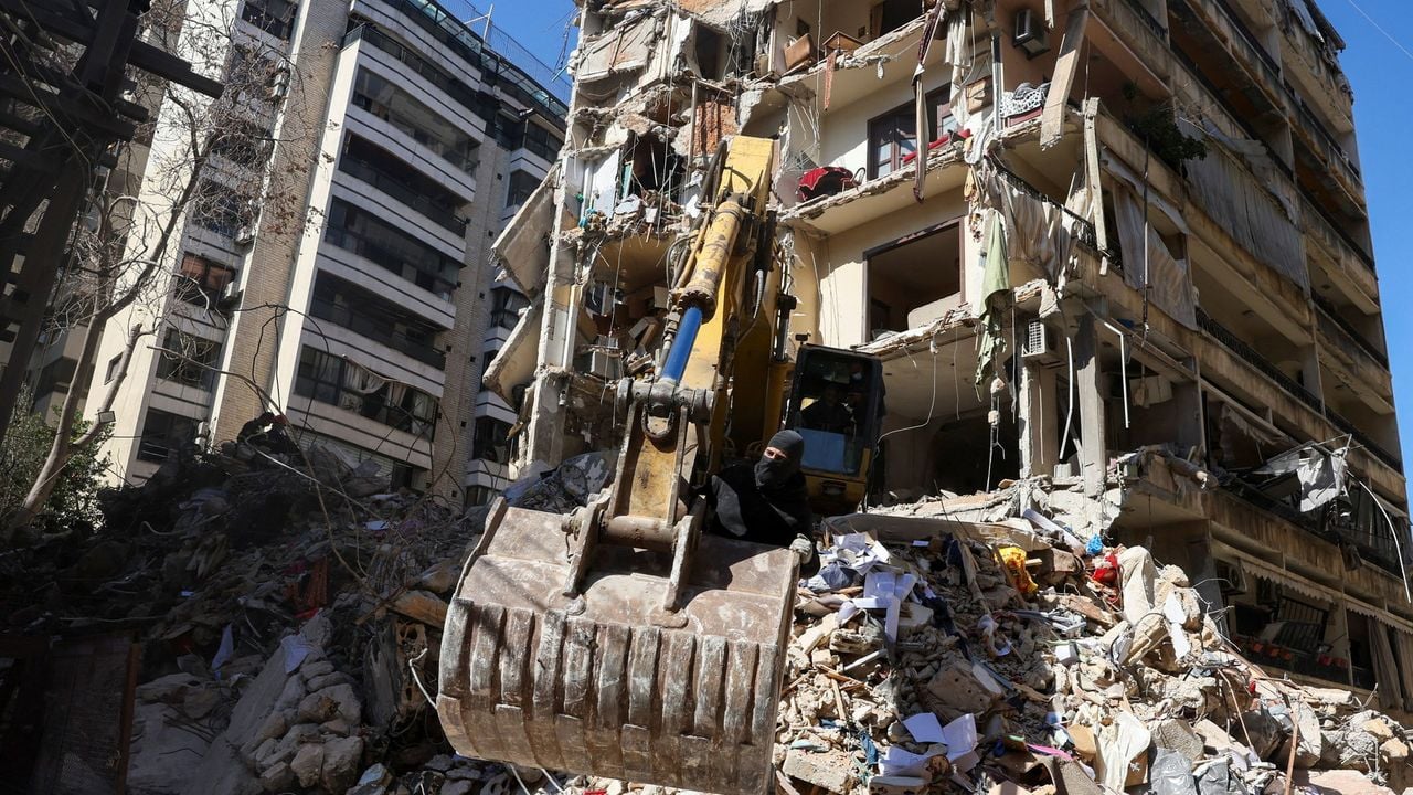 Een graafmachine is aan het werk op de plek van een Israëlische luchtaanval die gisteren plaatsvond in Beiroet - Reuters