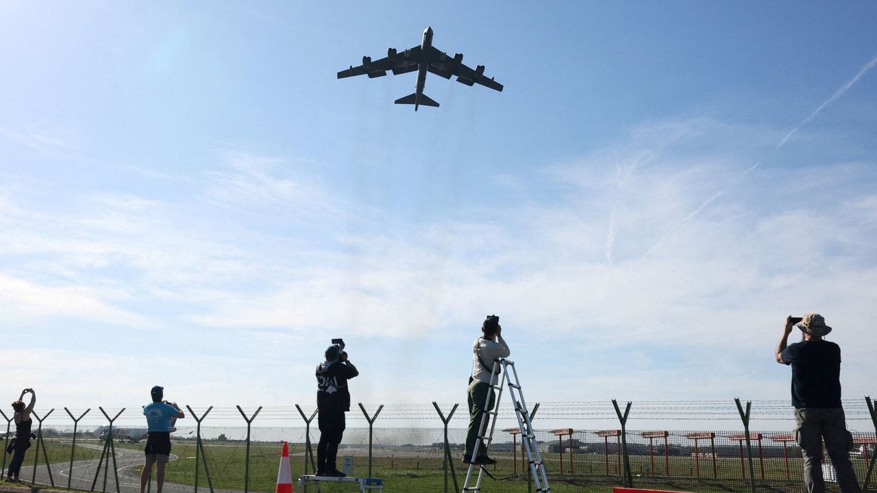 Een Amerikaanse bommenwerper stijgt op van een basis in het VK - Reuters