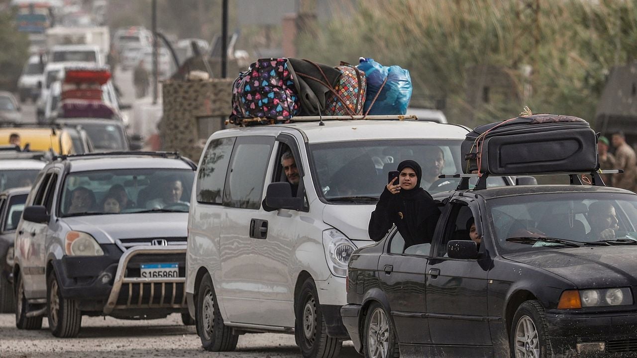 Mensen keren terug naar huis na het oversteken van een brug die Zuid-Libanon met de rest van het land verbindt, op 18 april - Reuters