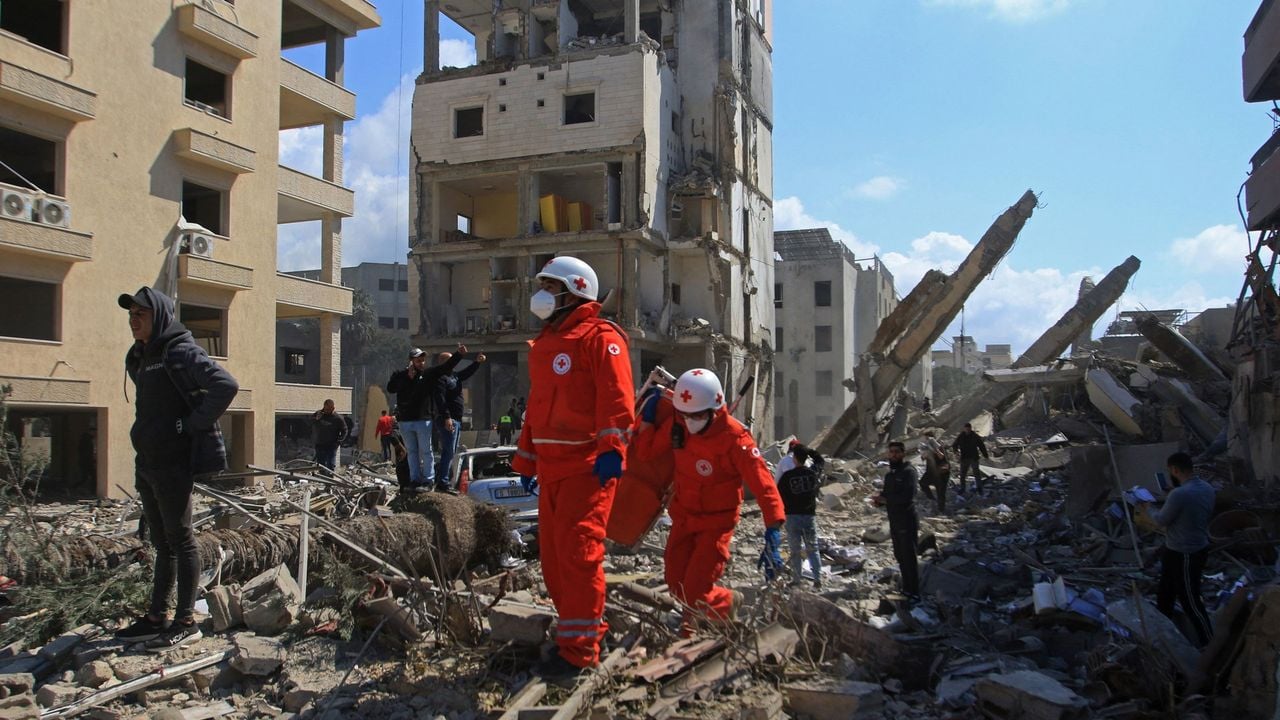 Mensen verzamelen zich op straat in een getroffen wijk in Beiroet - AFP
