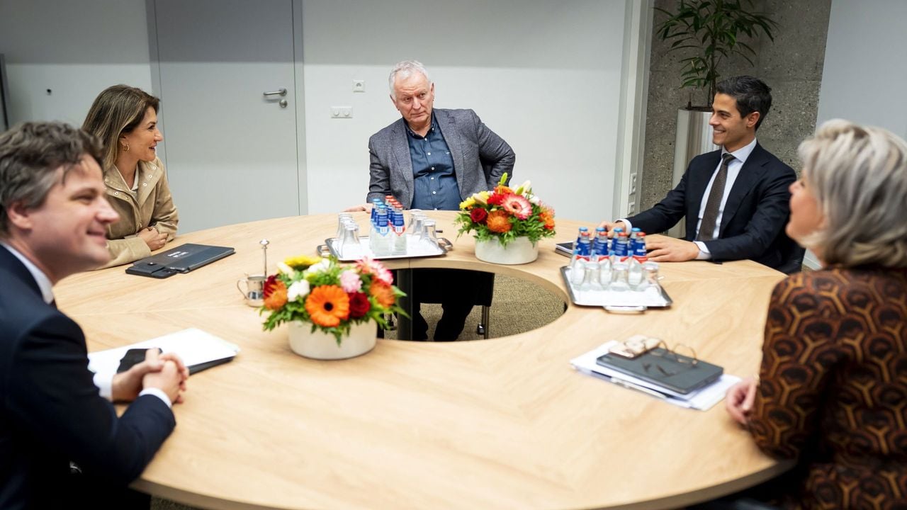 Struijs (midden) met de leiders van D66, VVD en CDA en informateur Letschert - ANP