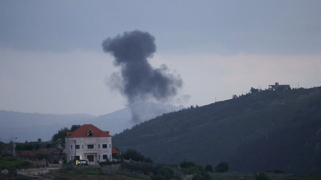 Rook stijgt op na een Israëlische aanval bij de Zuid-Libanese plaats Yohmor, gisteren - AFP