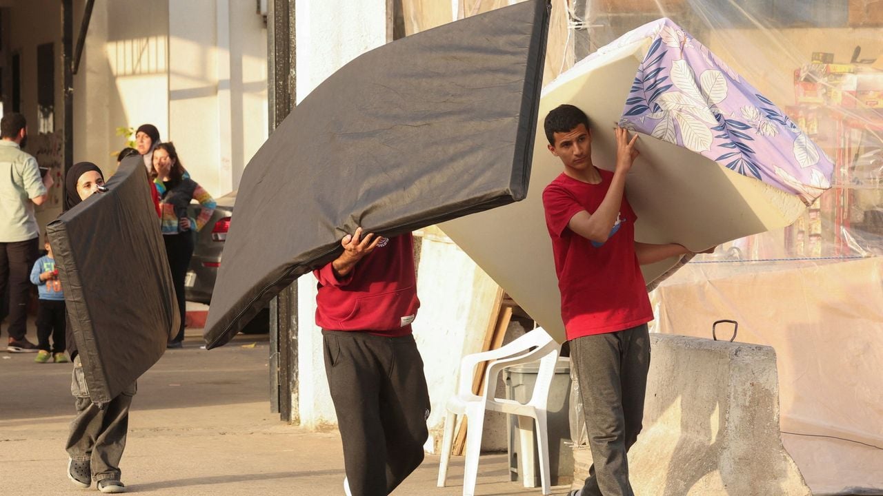 Ontheemden dragen hun spullen terug naar huis in Sidon - Reuters