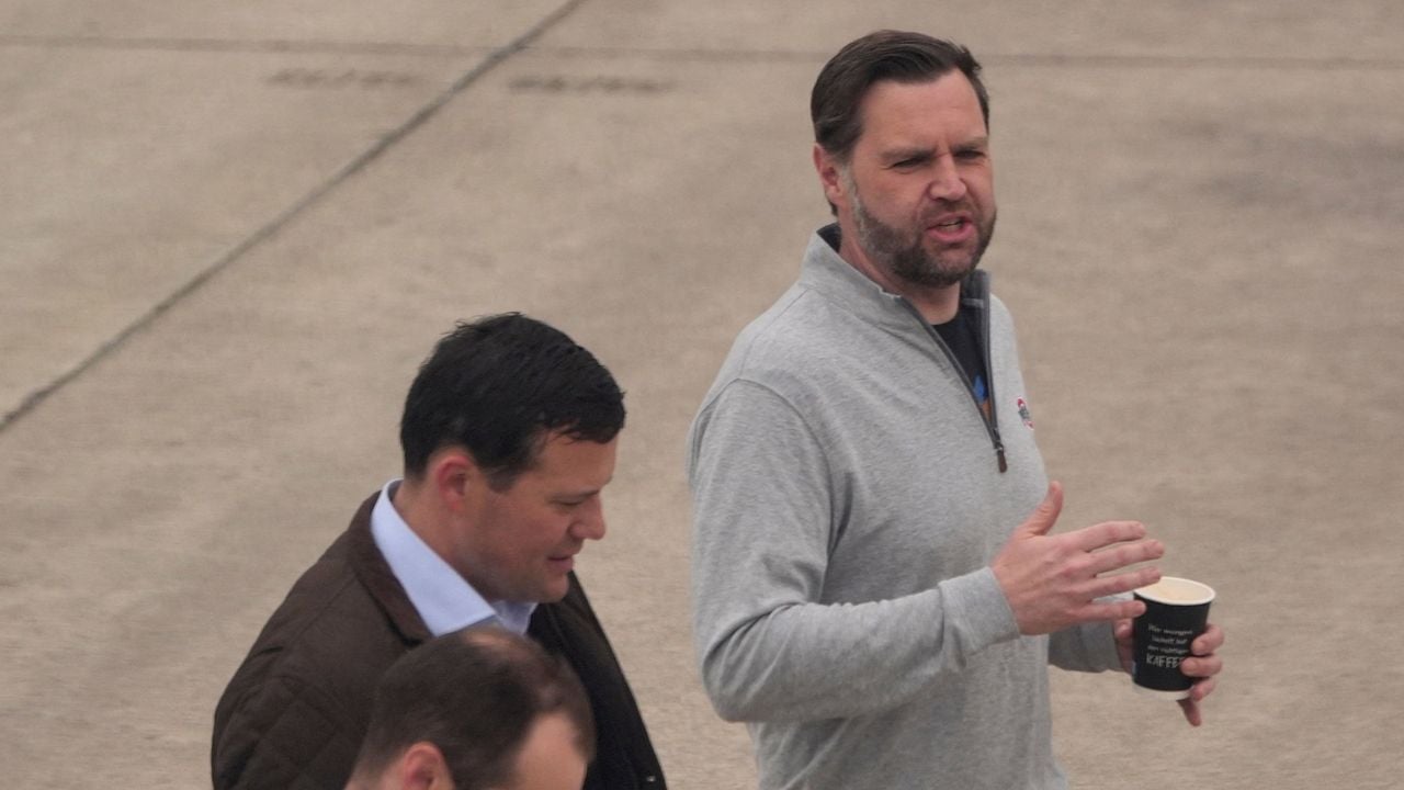 JD Vance op de Amerikaanse vliegbasis Ramstein in Duitsland. - Reuters