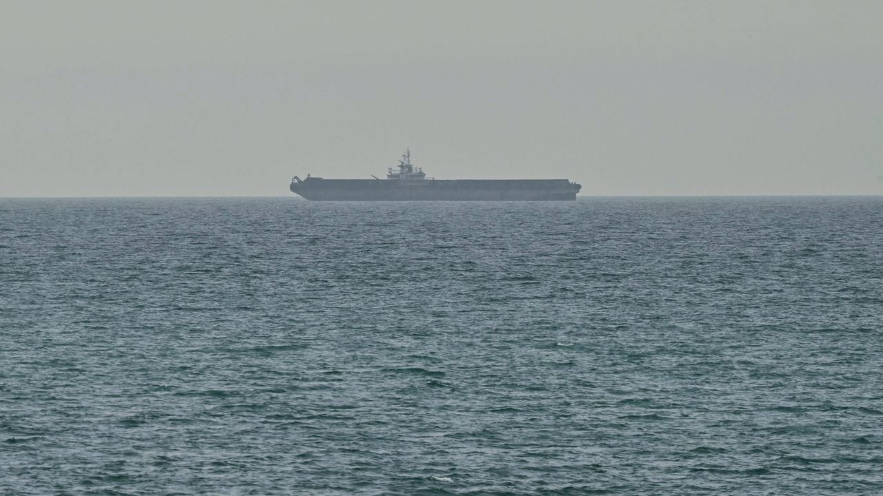 Een schip voor de kust van emiraat Ras al-Khaimah, een dag na de mislukte vredesgesprekken tussen de VS en Iran - AFP