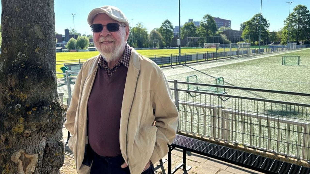 Secretaris Jan van Cuijk langs het voetbalveld - Omroep West
