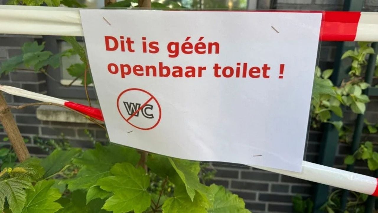 Een bewoner van de Amsterdamse Jordaan heeft de omgeving van het huis afgezet - via tiplijn AT5