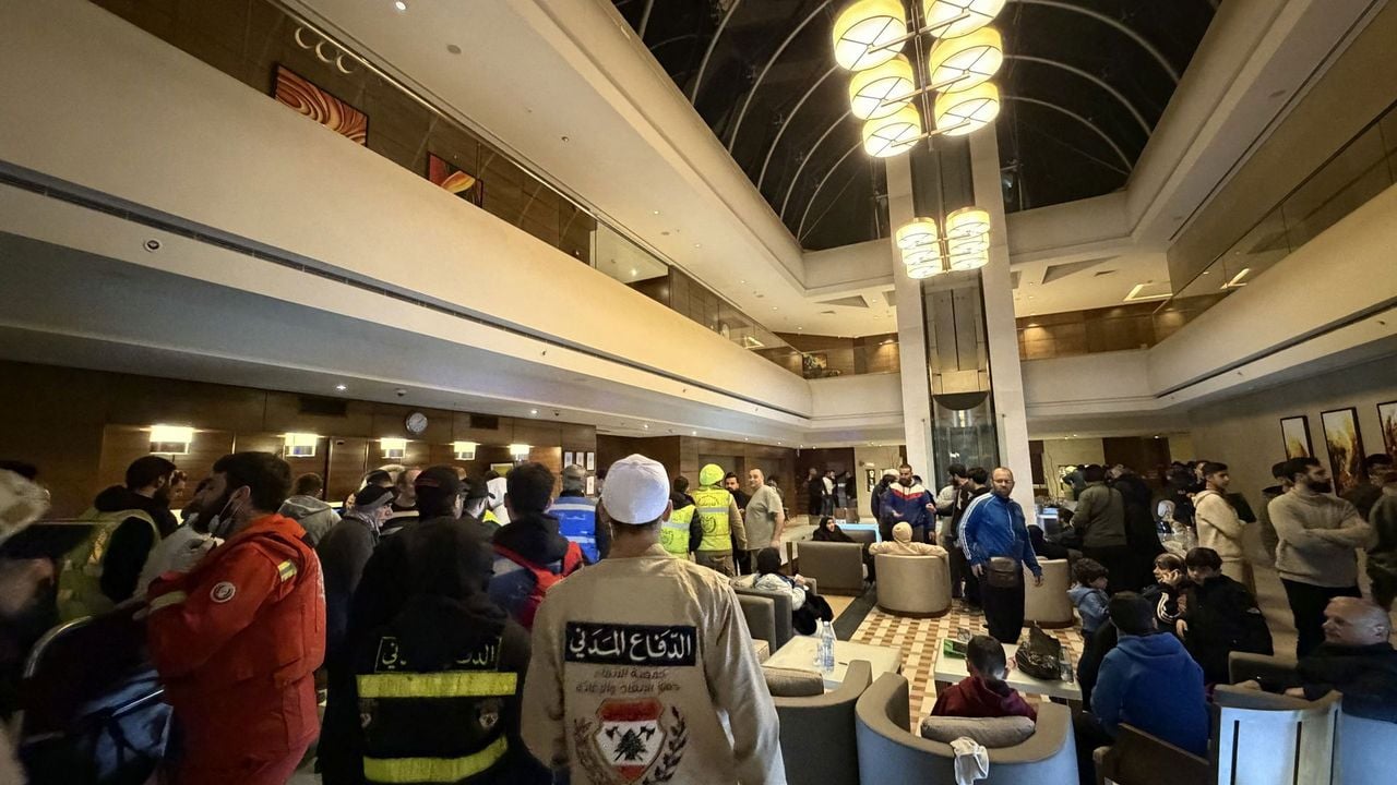 Hulpdiensten aan het werk in de lobby van het hotel - AFP