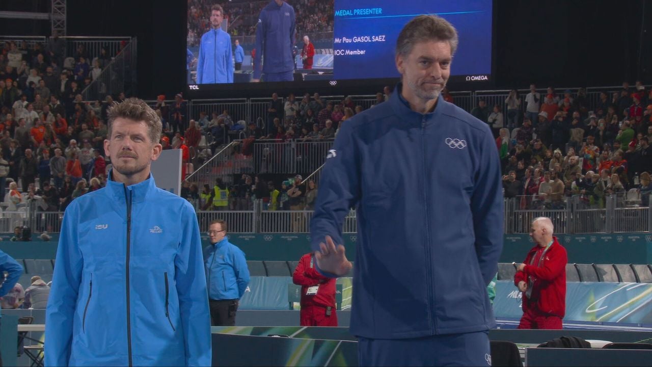 Oud-schaatser Douwe de Vries (links) en oud-basketballegende Pau Gasol reiken de prijzen uit voor de 5.000 meter. - NOS