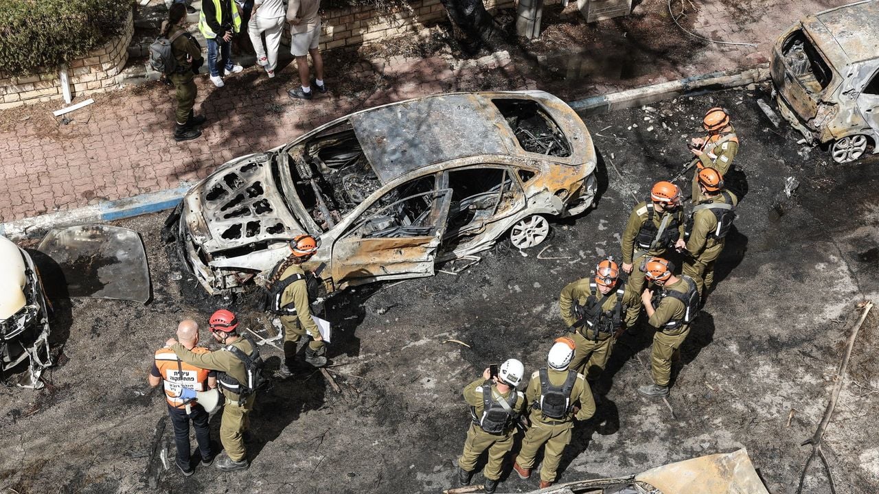 Onder meer in de stad Petah Tikva werd schade gemeld - AFP