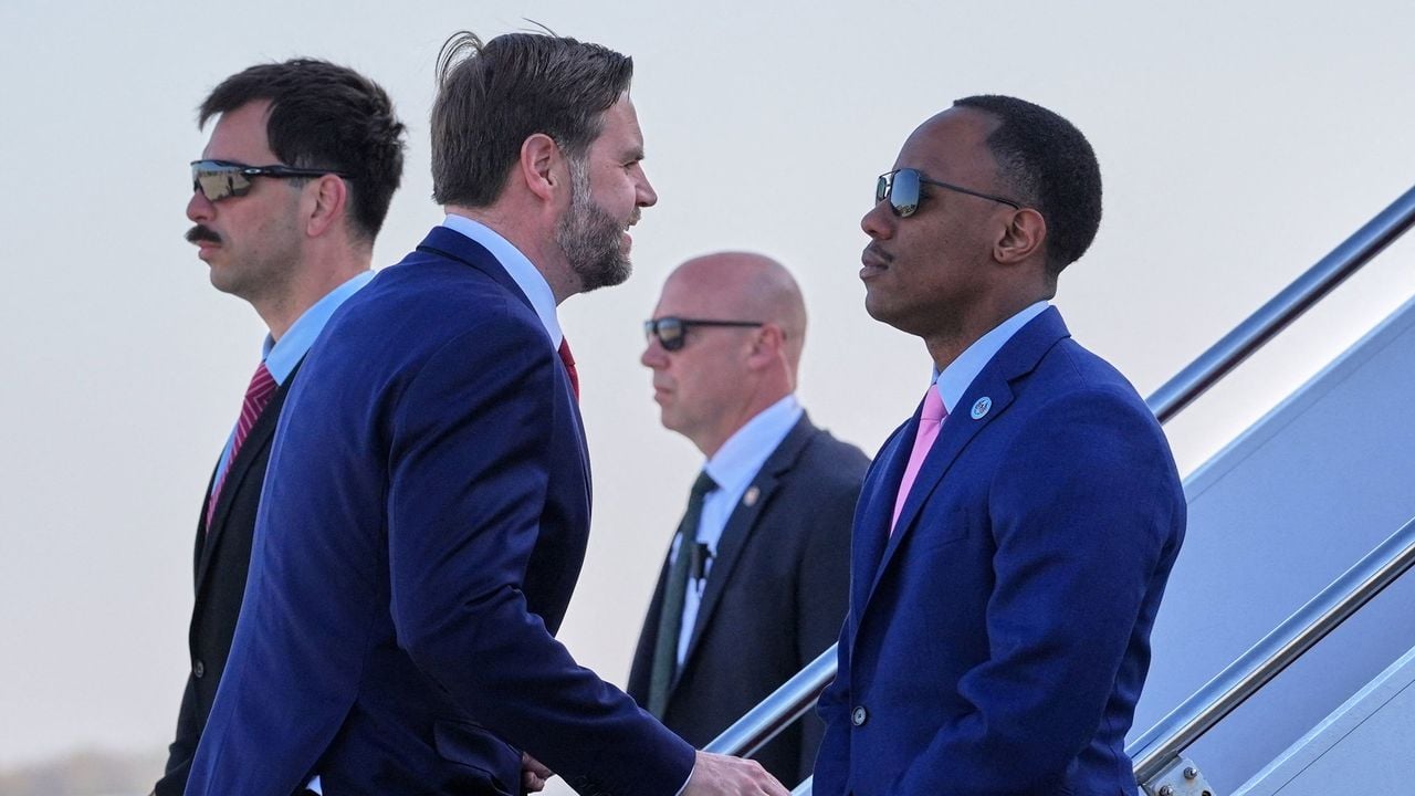 Vance bij vertrek uit Washington - Reuters