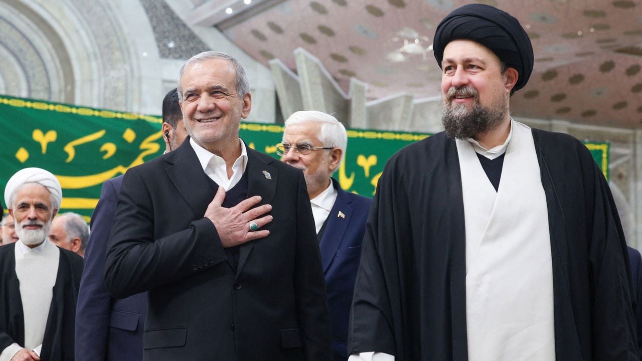 Pezeshkian (links) met Hassan Khomeini (kleinzoon van de voormalige ayatollah Ruhollah Khomeini) - AFP