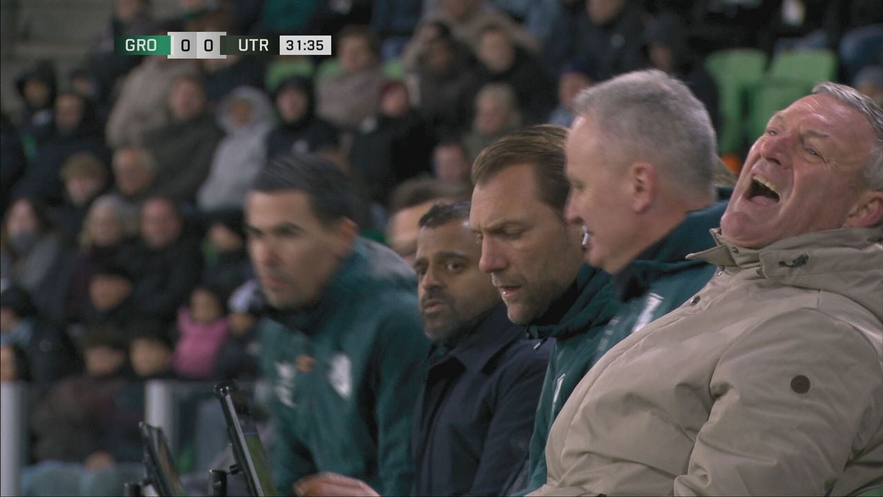 Ron Jans reageert na een misser van Stepanov - NOS