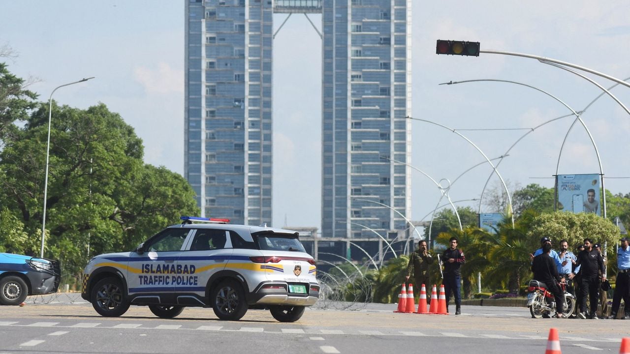 In grote delen van de stad zijn wegen afgezeten en zijn de straten leeg - Reuters