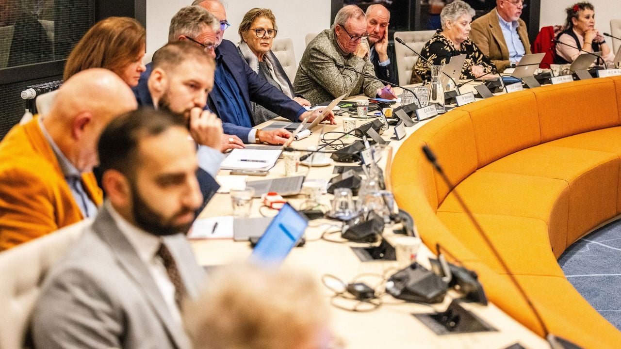 Raadsleden van de gemeente Moerdijk luisteren naar een inspreker tijdens de raadsvergadering - ANP