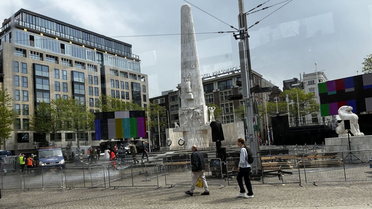 Inmiddels is het monument weer schoon en is de opbouw voor vanavond begonnen - NOS