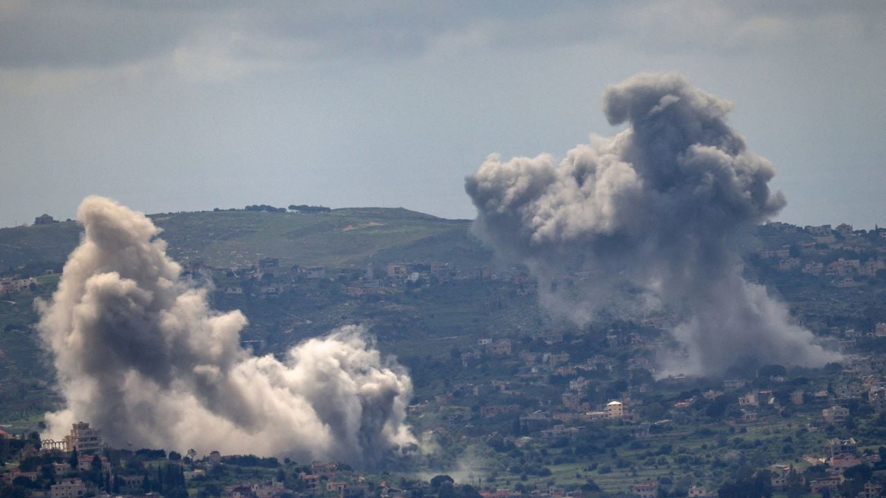 Rookwolken na een Israëlisch bombardement in Zuid-Libanon - Reuters
