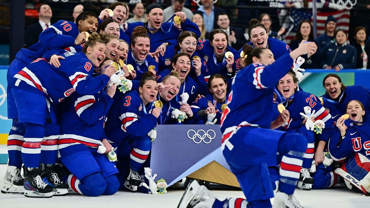De Amerikaanse ijshockeysters tonen hun gouden medailles - Reuters