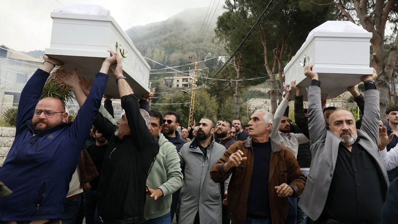 De begrafenis van de leider van een Libanese militie en zijn vrouw, omgekomen bij een Israëlisch bombardement - EPA