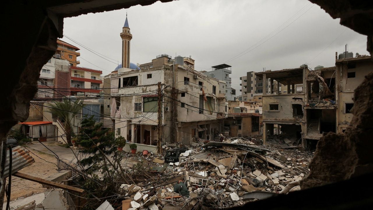 Verwoesting door een Israëlische luchtaanval op de Libanese stad Tyre - Reuters