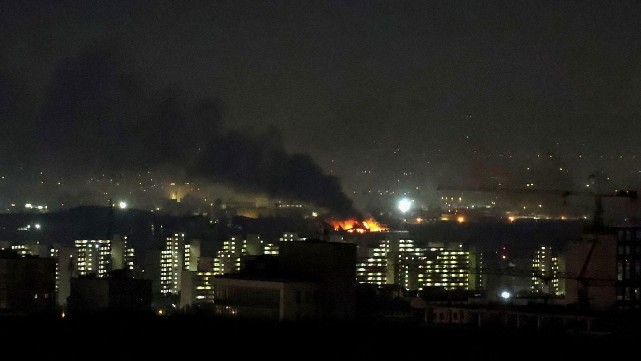 Vuur- en rookwolken boven Mehrabad Airport - AFP