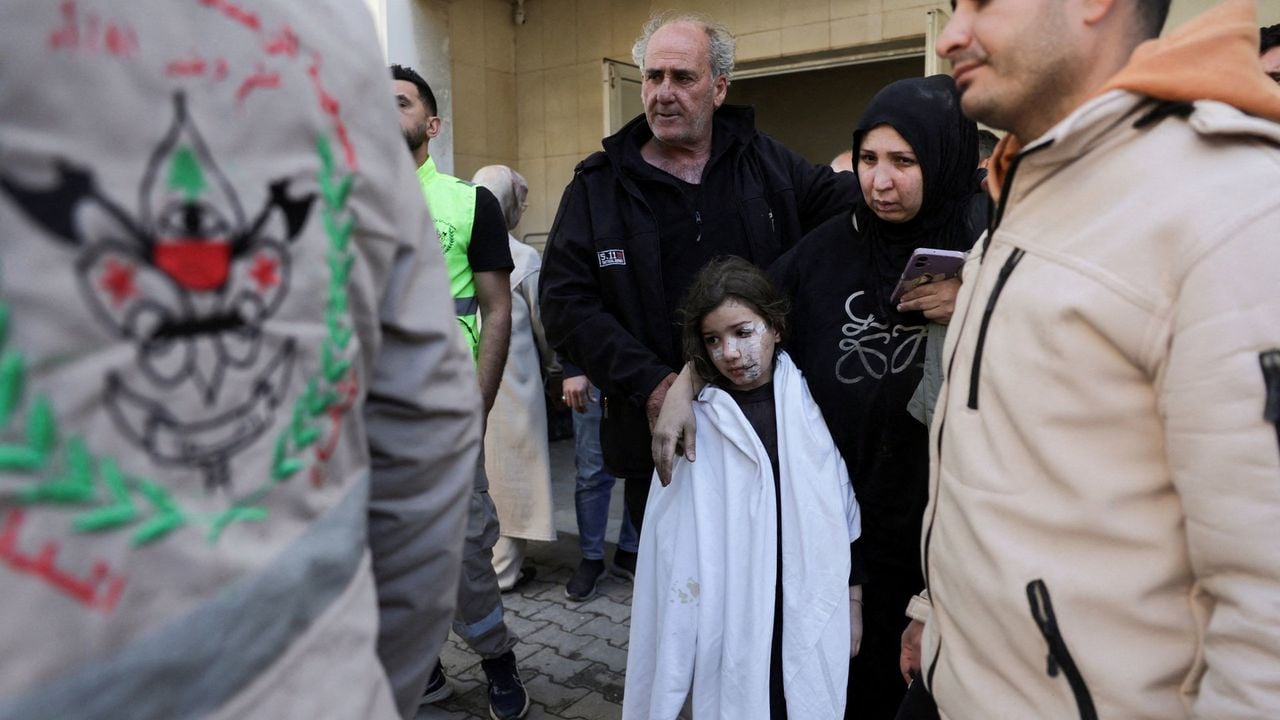 Een meisje dat gewond raakte bij een aanval wordt uit een gebouw gehaald - Reuters