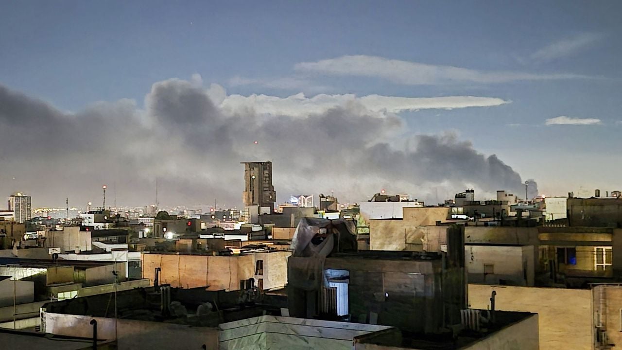 Rookwolken boven Teheran op de vroege maandagochtend - Tolga Akbaba / Anadolu