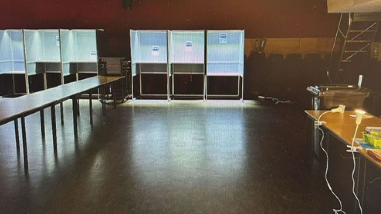 Door een stroomafsluiting werd het donker in het stembureau - Bollenstreek Omroep