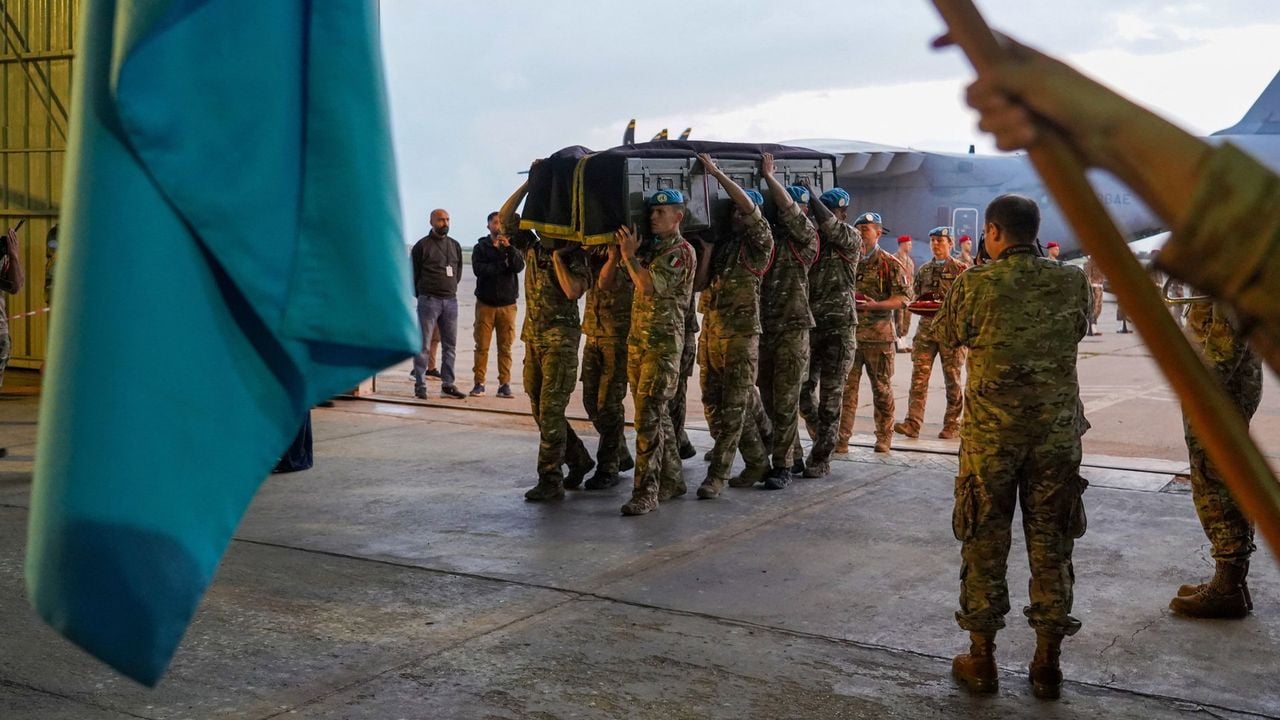 Franse soldaten dragen de kist van de militair die dit weekend overleed - Reuters