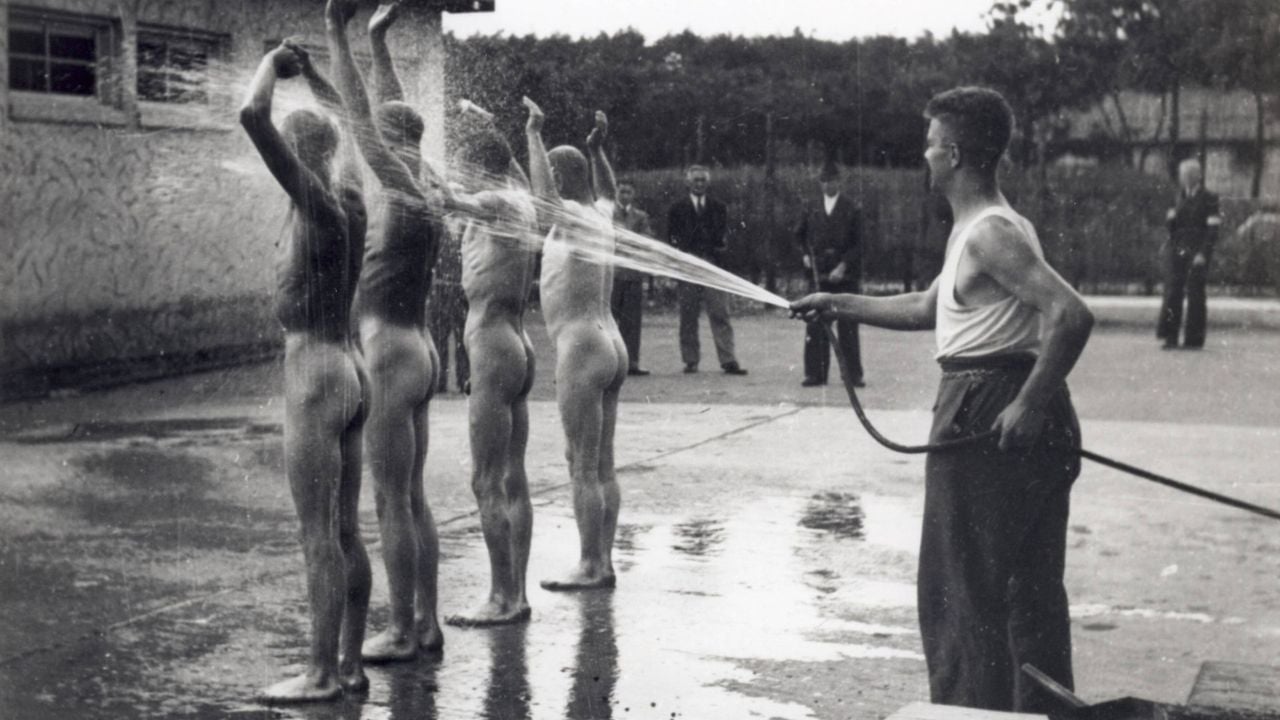 Gedetineerden worden schoongespoten (Kamp Laan 1914) - Nationaal Archief