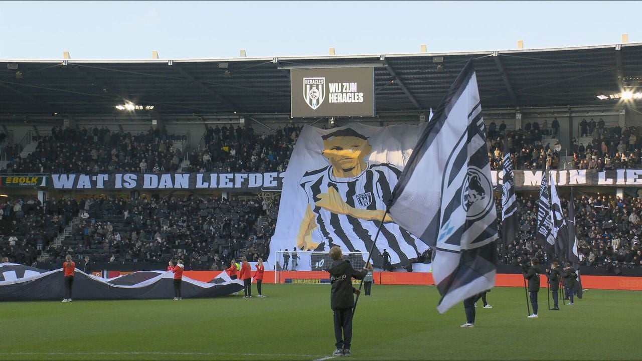 Het spandoek met daarop Thomas Bruns - NOS
