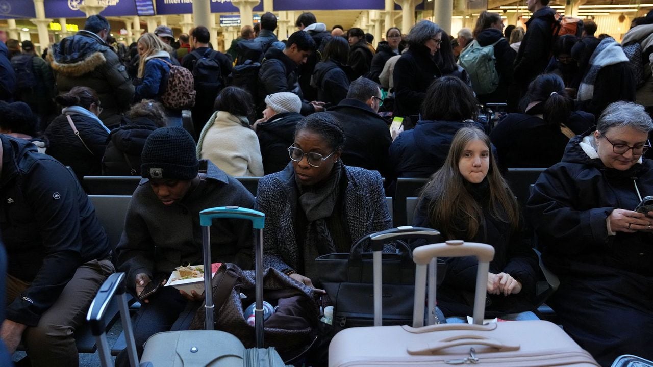 Gestrande reizigers op station St. Pancras in Londen - Reuters
