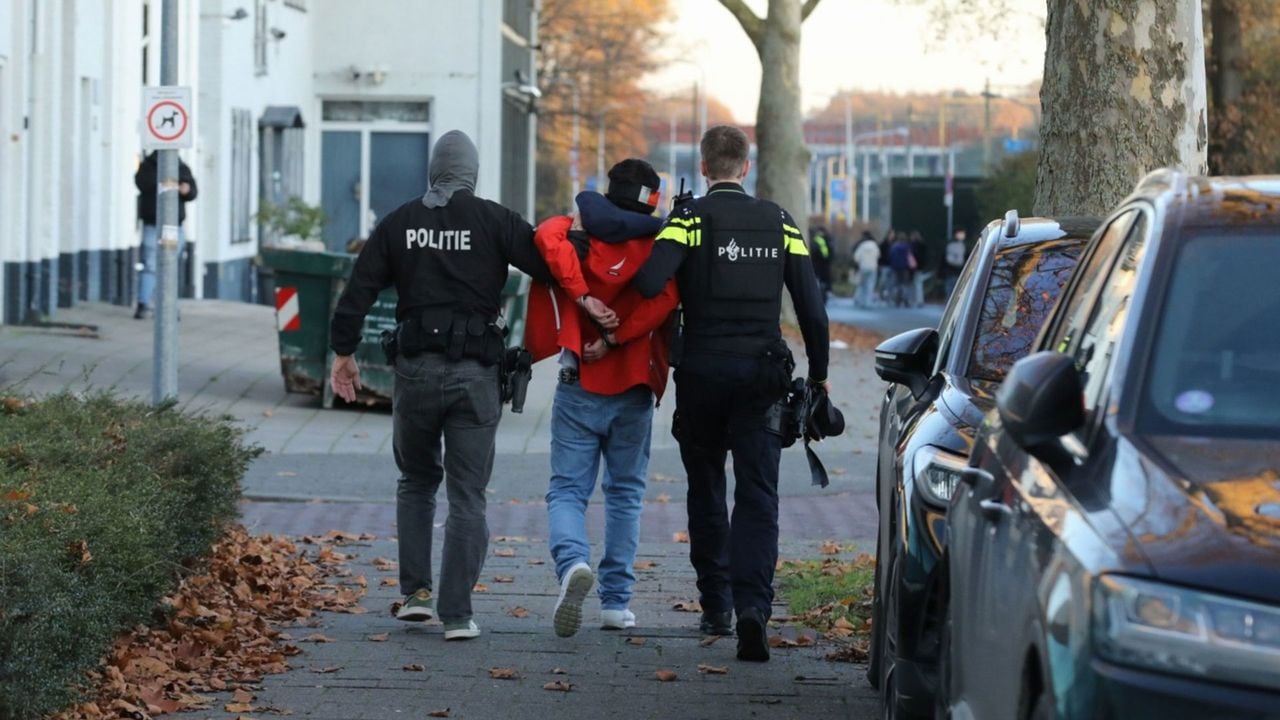 De politie met een van de arrestanten - Caspar Huurdeman Fotografie
