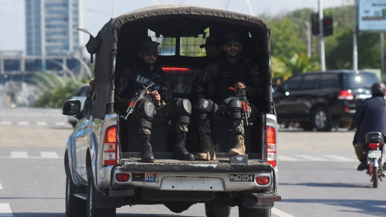 Militairen achterin een voertuig, bij het Ministerie van Buitenlandse Zaken in Islamabad - Reuters