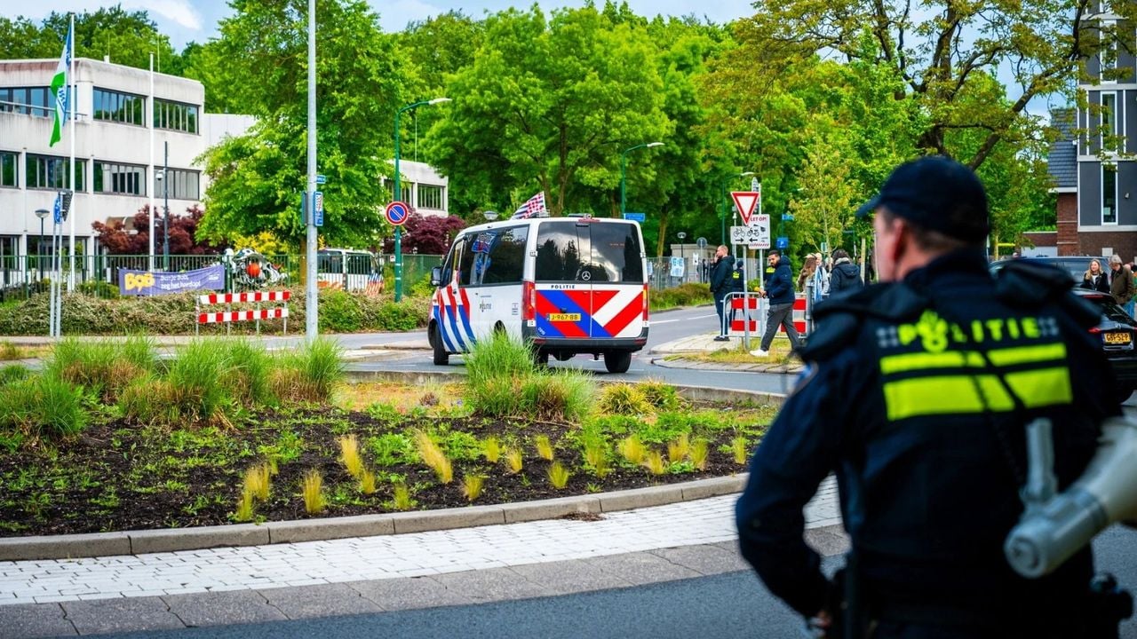 Politie bij de noodopvanglocatie in Loosdrecht - ANP