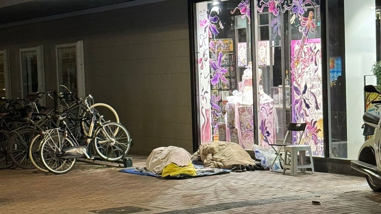 Slapen voor de vrijmarkt in Hilversum - NOS