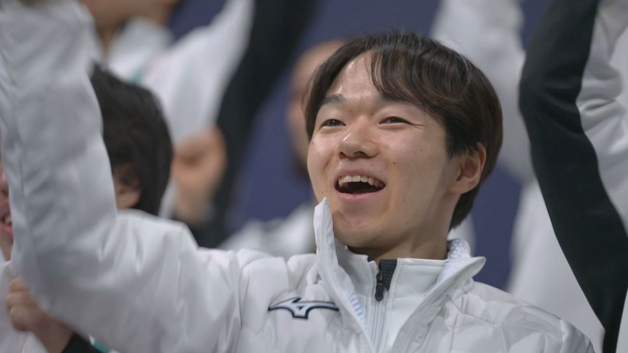 Yuma Kagiyama, die in de korte kur Ilia Malinin de baas was, juicht mee met landgenote Kaori Sakamoto. - NOS